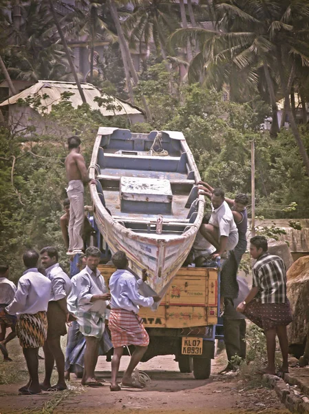 Hombres Pescadores Están Cargando Barco Pesca Camión Puerto Vizhinjam Trivandrum — Foto de Stock