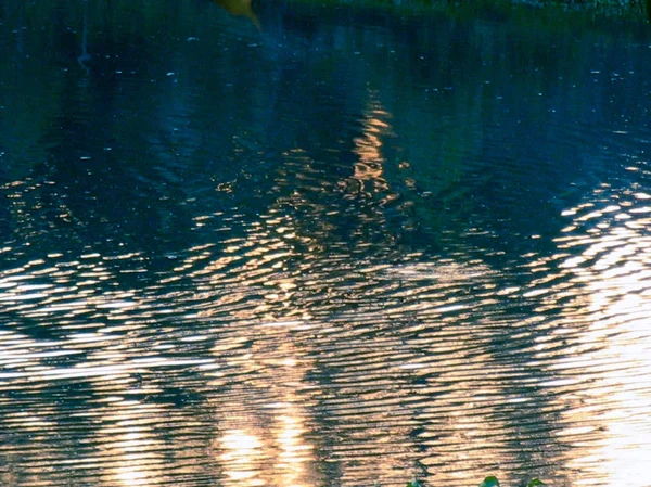 Gyllene Vatten Strax Före Solnedgången Solljus Faller Vatten — Stockfoto