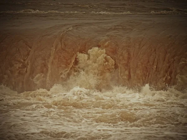 インド マハラシュトラ州プネーダムの放水時の大電流 — ストック写真