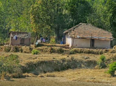 Eski Mahabaleshwar, Maharasthra, Hindistan kırsal alanda eğimli çatı ile geleneksel bir çamur evi