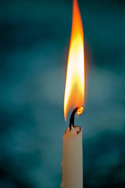 Kaarsvlam, brandende kaars in de kerk — Stockfoto