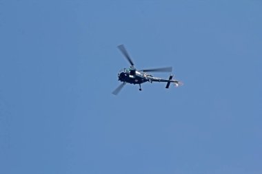 bulutlar üzerinde uçan helikopter