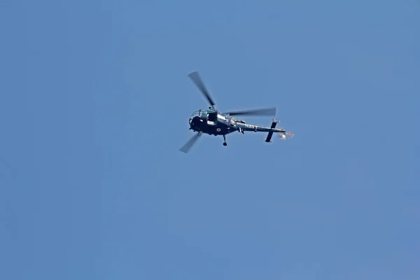 Hubschrauber fliegt über Wolken — Stockfoto