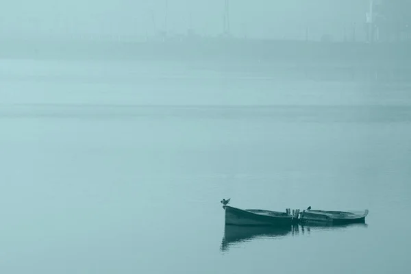 Barco pequeño en el lago Rankala, Kolhapur, Maharashtra, India — Foto de Stock
