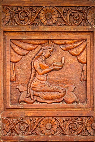 シュリ ・ ダモダル川寺 Zambaulim、ゴア、インドの木製彫刻 — ストック写真