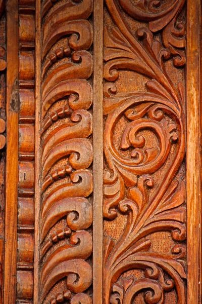 シュリ ・ ダモダル川寺 Zambaulim、ゴア、インドの木製彫刻 — ストック写真
