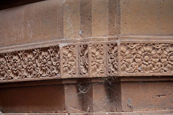 Foral, vyřezávané design na panchaganga ghat-shiv mandir, Kolhapur, M — Stock fotografie