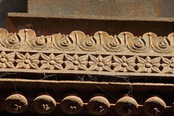 Foral faragott design a panchaganga hágó-shiv mandir, Kolhapur, M — Stock Fotó