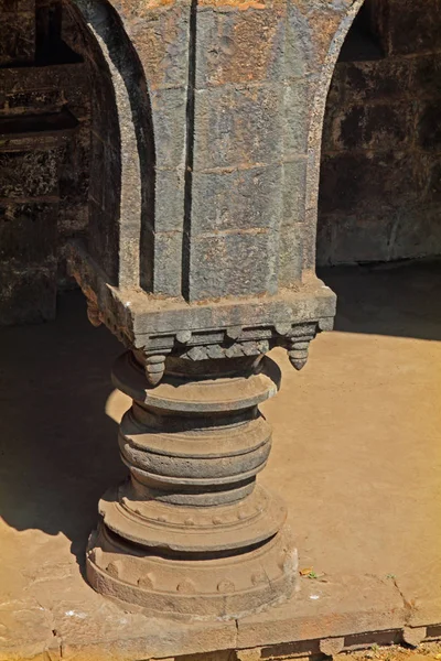 Carved pillar, Teen darwaza panhala fort — Stock Photo, Image