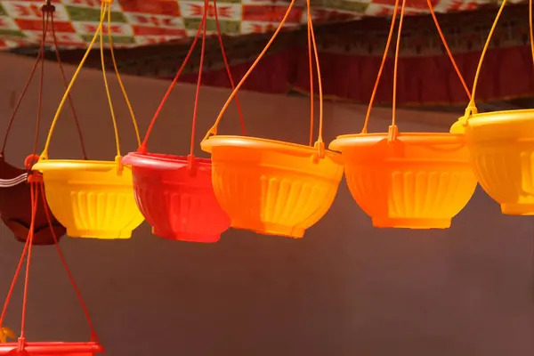 Coloridos Cuencos Plástico Colgados Para Exhibición —  Fotos de Stock