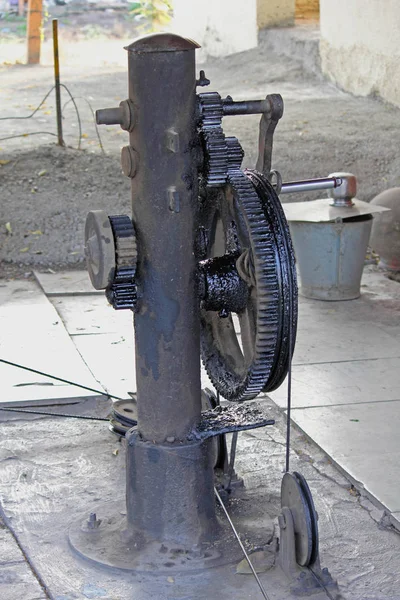 Traditional Cast Iron Cranck Gear Cables Manually Lift Drop Railway — Stock Photo, Image