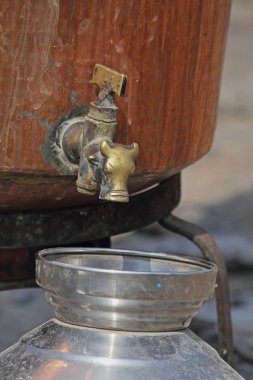 Eski bir su ısıtıcısının antik musluğu, Hindistan.