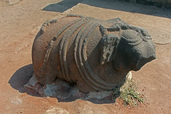 インド マハラシュトラ州キクリのシュリ ビラヴナス寺院で彫刻 — ストック写真