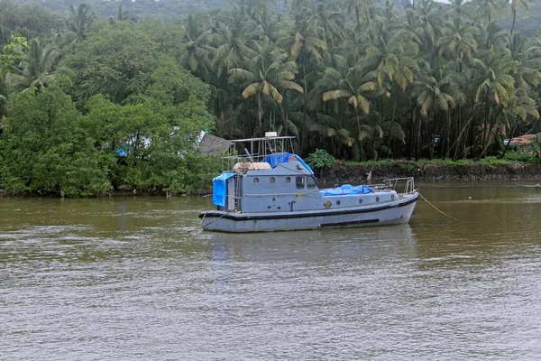 Pesca Barco motorizado en agua — Foto de Stock