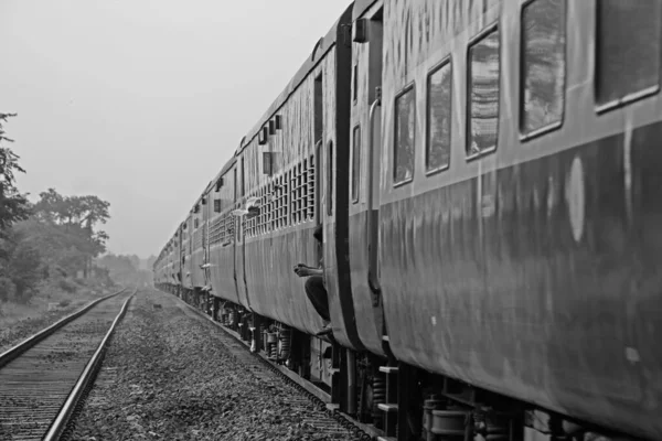 Pociąg na torze kolejowym, Pune, Maharashtra, Indie — Zdjęcie stockowe