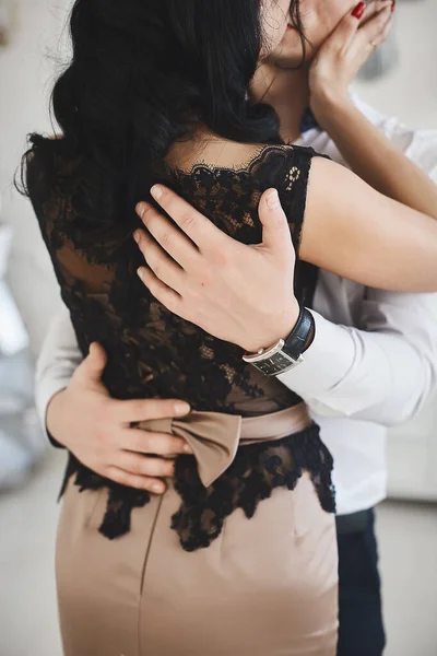 Красивая пара в любви обнимает и целует в интерьере. Сексуальная брюнетка-модель в юбке и блузка, обнимающая привлекательного бизнесмена в белой рубашке. День Святого Валентина. Любящая супружеская пара . — стоковое фото