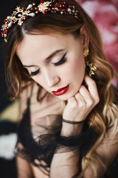 Mode porträtt av elegant lyxig kvinna med perfekt makeup och dyra trendiga guld smycken. Modell tjej med vågig frisyr, ljus makeup och sexiga röda läppar. Ett lyxliv. Lyxigt mode — Stockfoto