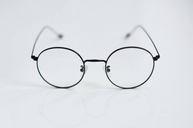 Beyaz arka planda izole edilmiş yuvarlak vintage gözlükler. Yuvarlak metal gözlüklerin reklam fotoğrafı. Moda optik konsepti. Sadece beyaz arkaplanda retro gözlük