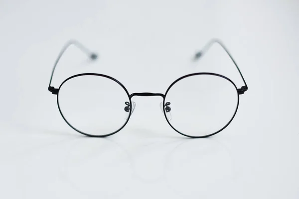 Gerundete Vintage-Gläser isoliert auf weißem Hintergrund. Werbefoto einer runden Metallbrille. Optisches Modekonzept. Nur Retro-Brille auf weißem Hintergrund — Stockfoto