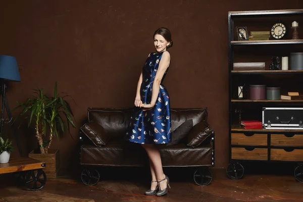 Красивая и модная брюнетка модель девушка в синем платье позирует в ретро-интерриор — стоковое фото
