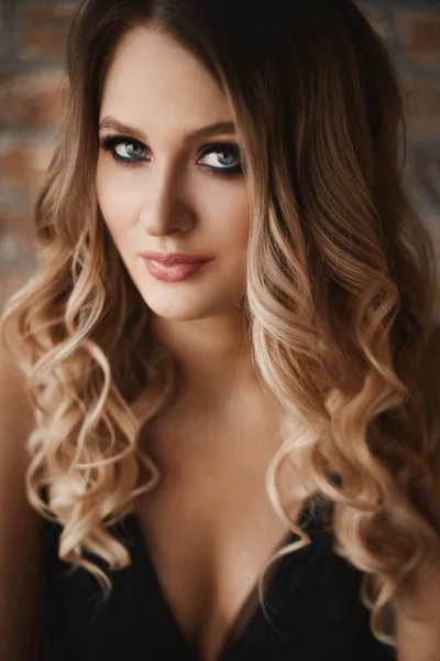 Портрет молодой женщины с светлыми волосами и идеальным модным макияжем. Блондинка-модель с модным макияжем, глубокими глазами и соблазнительной внешностью. Концепция модного официального макияжа и гладкой кожи — стоковое фото
