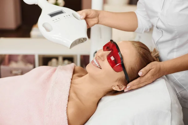 Portrait d'une patiente en visite chez le dentiste pour le blanchiment des dents en clinique. Jeune femme sur une chaise de cosmétologie avant la procédure de blanchiment des dents — Photo