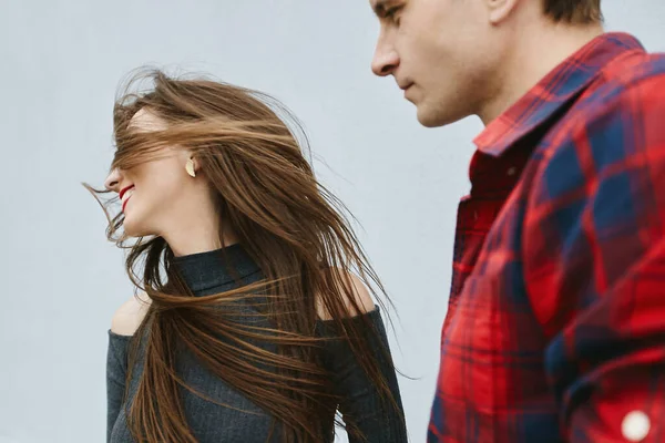 Casal engraçado rindo e se divertir ao ar livre. Retrato de uma jovem beleza com lábios vermelhos e um jovem confiante. Conceito de relacionamentos e namoro — Fotografia de Stock