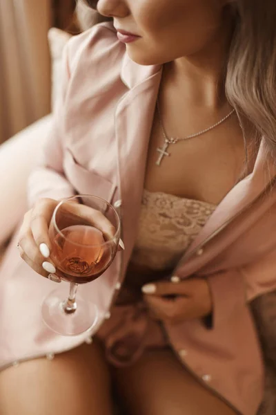 팔 의자에 앉아 손에 와인 잔을 들고 있는 젊은 여성의 초상이 걸려 있었습니다. 사치 스러운 생활의 개념 — 스톡 사진