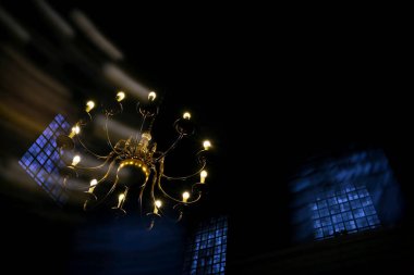 Kilisede tavan lambası.