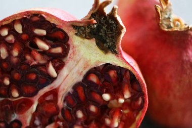 Dilimlenmiş nar, detay, yakın plan.