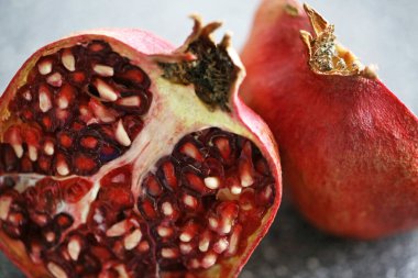 Dilimlenmiş nar, detay, yakın plan.