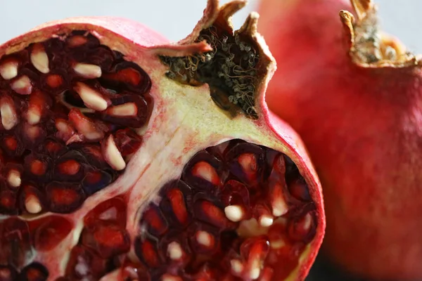Dilimlenmiş nar, detay, yakın plan.
