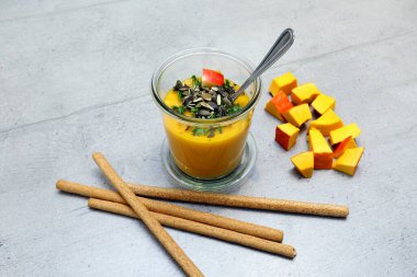 Bardakta balkabağı çorbası