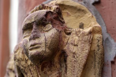 Eski taş rahatlama, yakın plan.