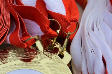 Yakın çekimde madalyalar ya da spor ödülleri