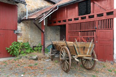Ahırın önündeki eski ahşap araba