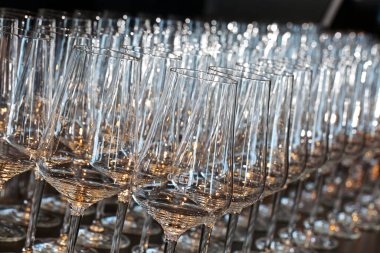 Boş şarap kadehleri, yakın plan.