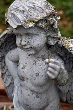 bir mezar melek figürü