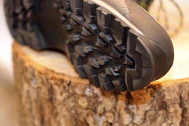 Bir yürüyüş ayakkabısı, yakın plan.