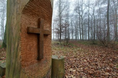 Ormandaki mezarlık.