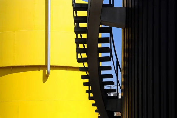 階段付き産業用タンク — ストック写真