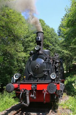 Buharlı lokomotif, yakın plan.