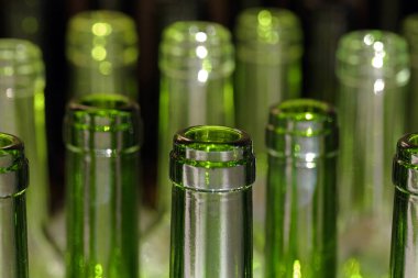 Boş şarap şişeleri, yakın plan.