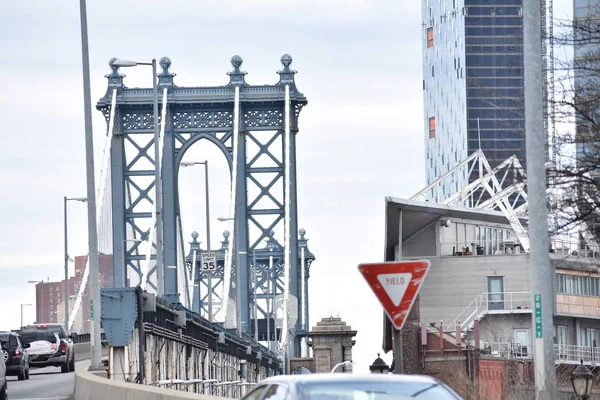 Brooklyn tarafında Manhattan Köprüsü girişinde