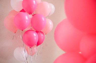 Balonlar pembe kırmızı ve beyaz
