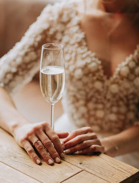 La novia con una copa de champán — Foto de Stock