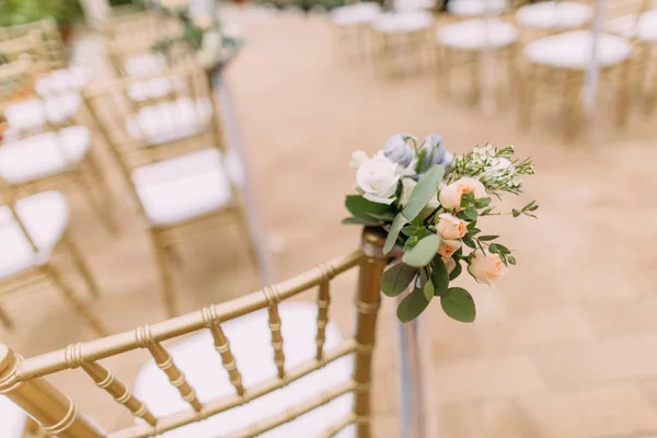 Bouquet decorato della sposa su una sedia — Foto Stock