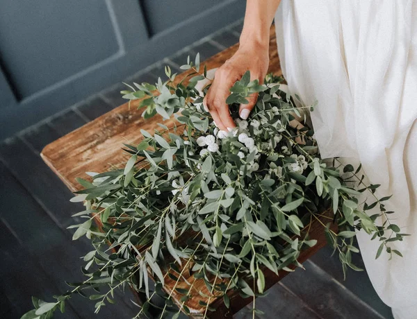 Morning of the bride with a bouquet — Stock Photo, Image