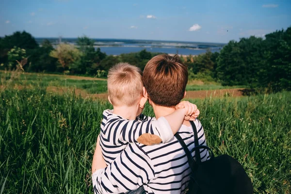 Família olhar uma menina com um menino — Fotografia de Stock