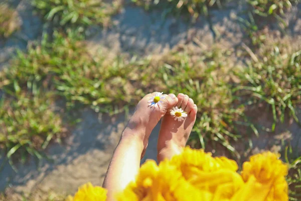 Flores do sol camomila menina pequena saia segura os dedos — Fotografia de Stock